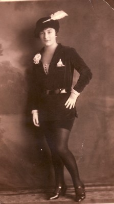 01. Žo sa chystá na maškarný ples, Budapešť, 1925
