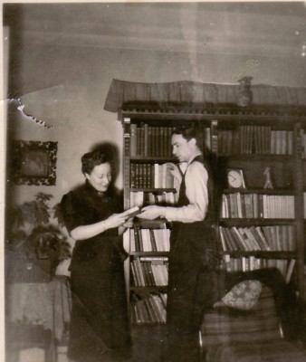 05. Žo a Oskar v bratislavskom byte na Goetheho ulici, 1935